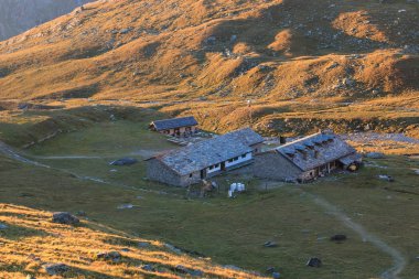 Lozan havuzunda şafak vakti, Vittorio Sella 'nın sığınağında. Gran Paradiso Ulusal Parkı