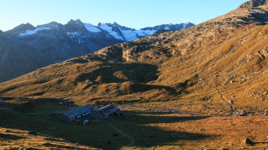 Lozan havuzunda şafak vakti, Vittorio Sella 'nın sığınağında. Gran Paradiso Ulusal Parkı