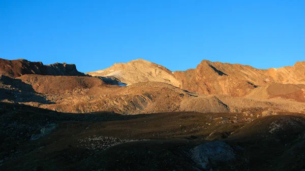 在洛桑盆地的黎明 在庇护所维托里奥塞拉 Gran Paradiso国家公园 — 图库照片