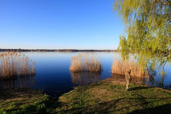 Hermosa Vista Del Lago Pusiano Hombre Orilla —  Fotos de Stock