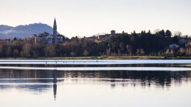 Pusiano Gölü 'nün güzel manzarası