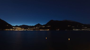 Varenna 'nın gece manzarası, Como Gölü.