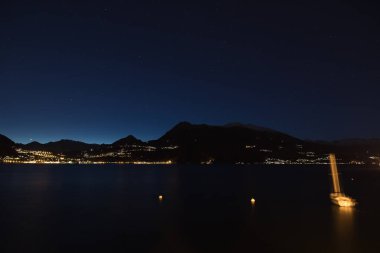 Varenna 'nın gece manzarası, Como Gölü.