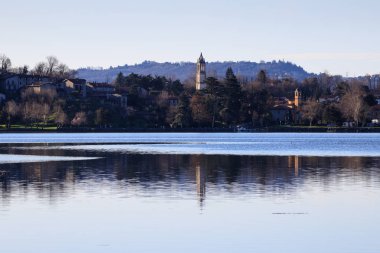 Pusiano Gölü 'nün güzel manzarası