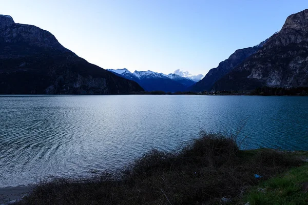 Wunderschöne Landschaft Des Mezzola Sees Der Abenddämmerung — Stockfoto