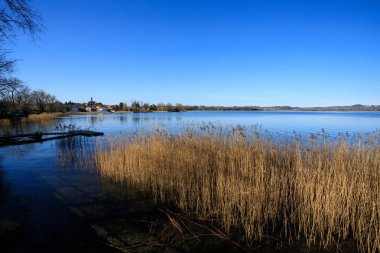Pusiano Gölü 'nün güzel manzarası