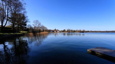 Pusiano Gölü 'nün güzel manzarası