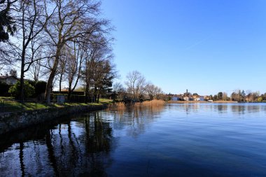 Pusiano Gölü 'nün güzel manzarası