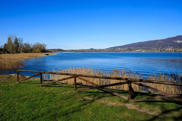 Hermosa Vista Del Lago Pusiano —  Fotos de Stock