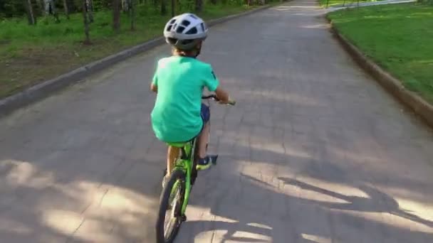 Genç çocuk binicilik bisiklet — Stok video