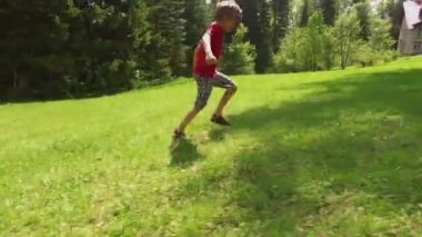 Yeşil huş parkta Futbol oynamaktan çocuk