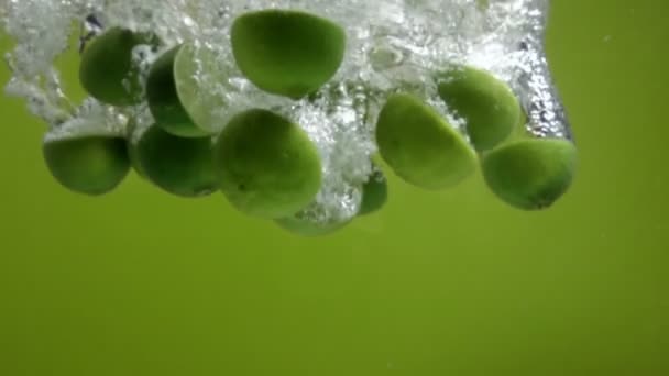Lime halvor falla i vatten — Stockvideo