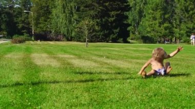 Çocuklar eğleniyor yeşil çimenlerin üzerinde