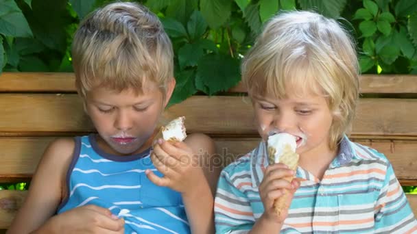 Dos niños comiendo helado — Vídeos de Stock