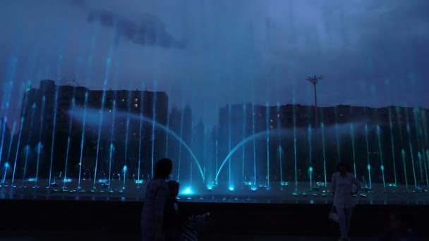 Wieczorem widok w kolorowe fontanny wokalne — Wideo stockowe