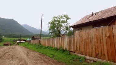 Altay dağlarında eski köy yüksek