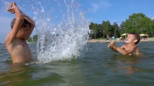 Kinder planschen in Zeitlupe im Wasser — Stockvideo