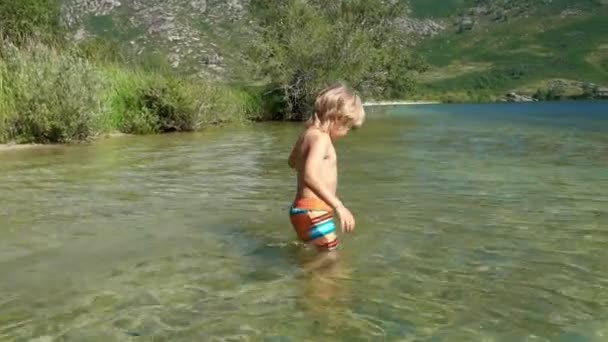 Criança desfrutando de férias de verão no lago da montanha — Vídeo de Stock