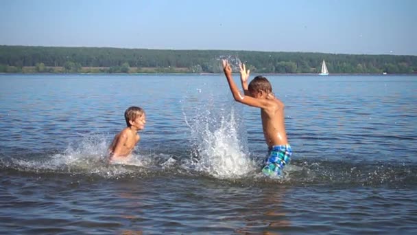 孩子们在水中溅起 — 图库视频影像