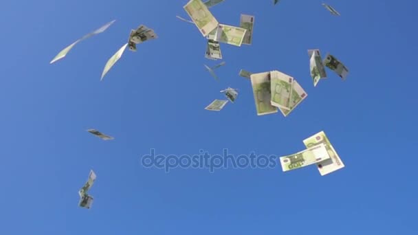 Сто евро векселей падают на голубое небо — стоковое видео
