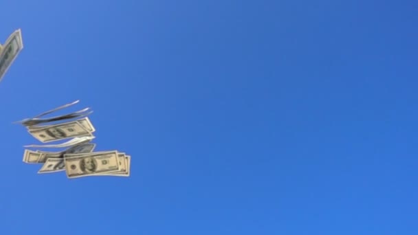 Dinero cayendo contra el cielo azul — Vídeos de Stock