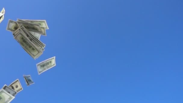 Notas de cem dólares caindo do céu azul em câmera lenta — Vídeo de Stock