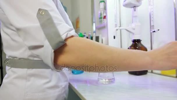 Analisi in laboratorio farmaceutico — Video Stock