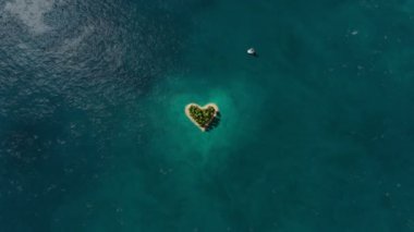 Ada okyanus ve uçan uçak kalp şeklinde