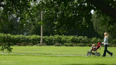 Bebek Puseti içinde oturma ile yürüyen genç kadın