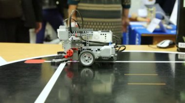Oyuncak araba Lego robot gösteri programlanmış