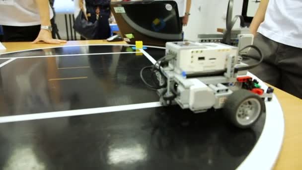 Robot programado moviéndose a lo largo de la línea y capturando ladrillo y ponerlo en el lugar correcto . — Vídeo de stock