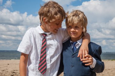 Sahilde sarılma kardeşler