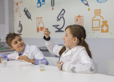 Erkek ve kız bilim laboratuarında 