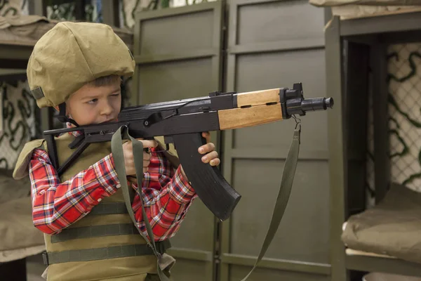 Мальчик в военной форме и с пистолетом — стоковое фото