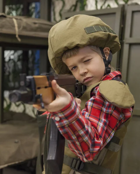 Мальчик в военной форме прицеливается. — стоковое фото