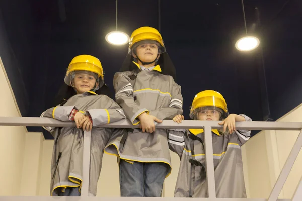 Três crianças - bombeiros — Fotografia de Stock