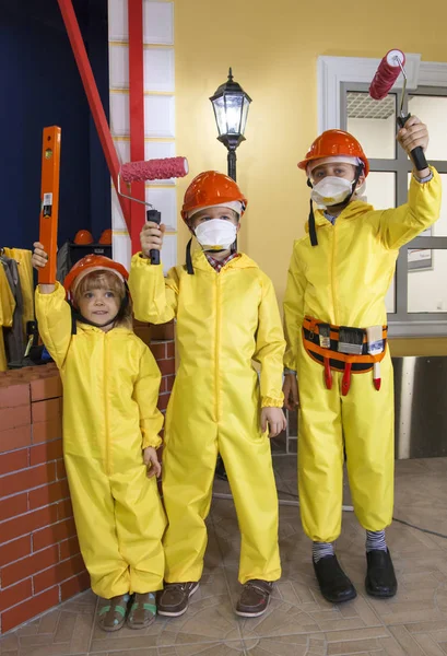 Des enfants habillés en peintres. Travaux de peinture . — Photo