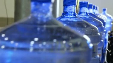 büyük saf su şişeleri bandında hareket