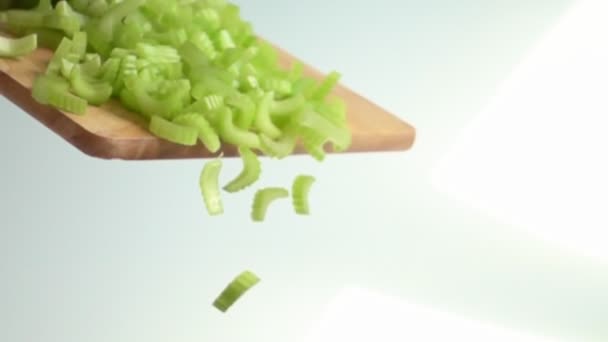 Friss zöld zeller hullanak a daraboló-board — Stock videók