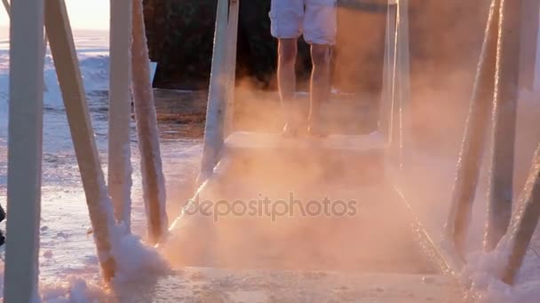Mann badet während orthodoxer Epiphaniasfeier in eisigem Wasser — Stockvideo