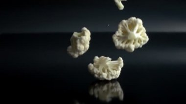 ağır çekimde siyah üzerine düşen ham karnabahar