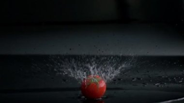 taze sebze su yavaş hareket ile düşüyor