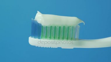  diş macunu için diş fırçası sıkılmış