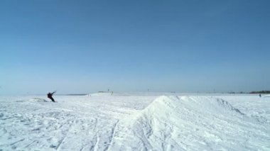 Extremal spor - farklı sporcular üzerinde gökyüzü kiting kış ve buz Nehri üzerinde kurulu