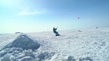Bir snowboard, kar buz Nehri üzerinde kiting insanlar binmek