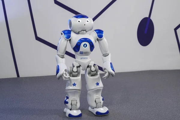 Divertido robot en el Festival de Robótica — Foto de Stock