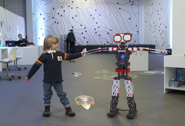 Счастливый маленький ребенок и большой робот
