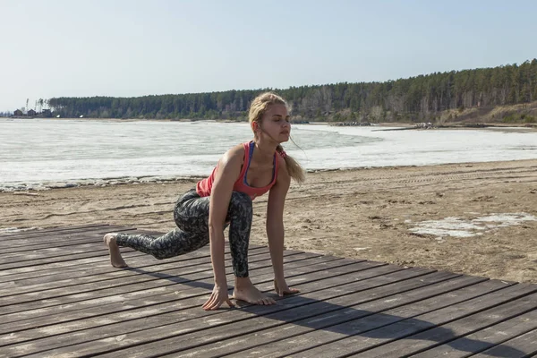 Menina fazendo ioga na praia . — Fotografia de Stock