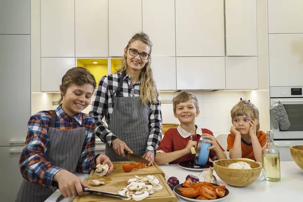 Mutlu aile birlikte gıda hazırlama — Stok fotoğraf