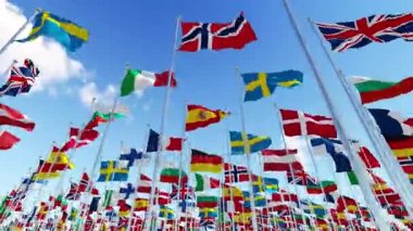 Mavi gökyüzü karşı bayrak direkleri üzerinde Avrupa ülkelerinin bayrakları.